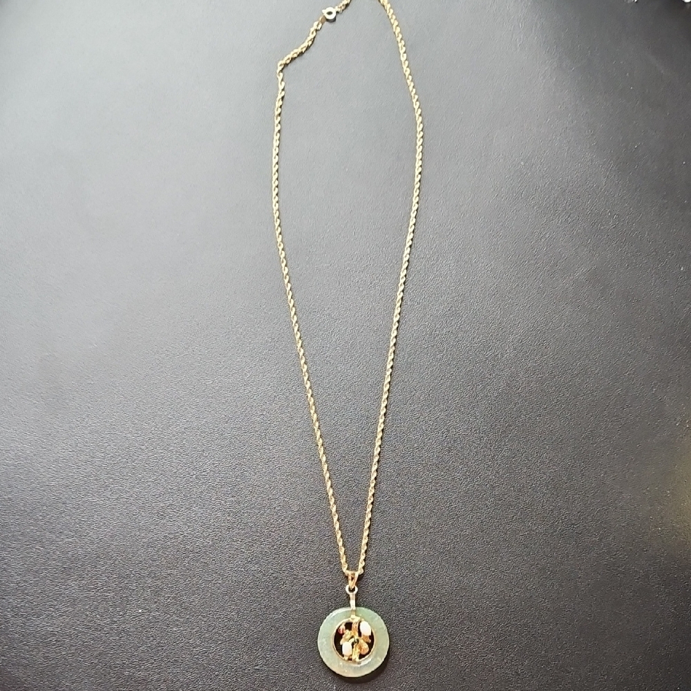 Elegant Gold Pendant Necklace